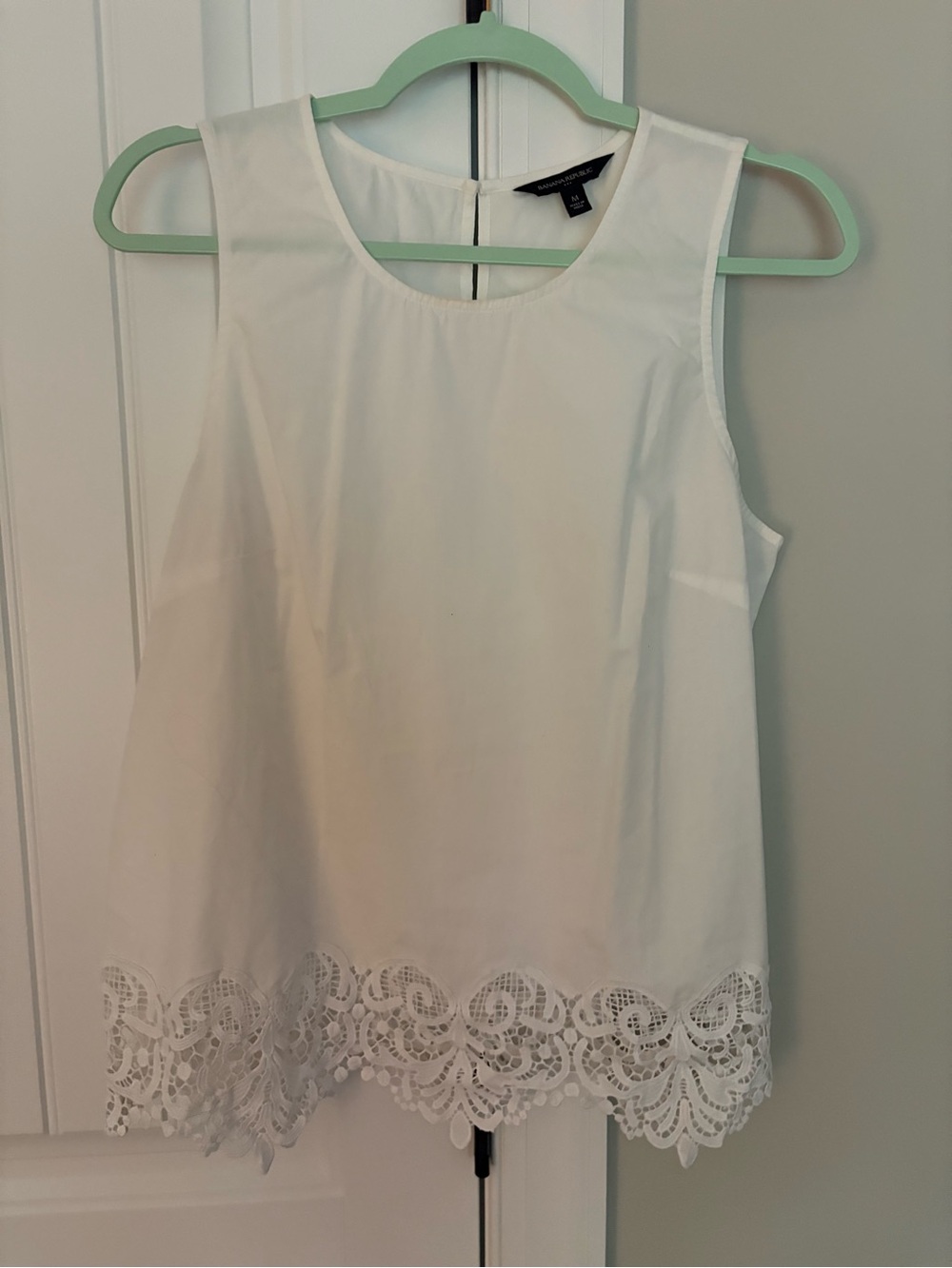 Banana Republic White Sleeveless Lace-Hem Shell Sz M Women’s EUC